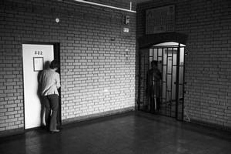 "Vo väzení stratíš všetok cit, naučíš sa klamať, a nedokážeš sa už zaľúbiť" – zaznie z úst mladej kriminálničky Máne v rovnomennom dokumente.