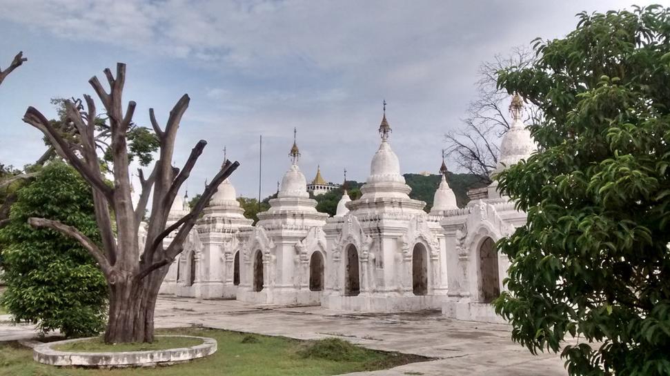 Kuthodaw Pagoda - biele jaskynky, v ktorých sú umiestnené tabule najväčšej knihy na svete