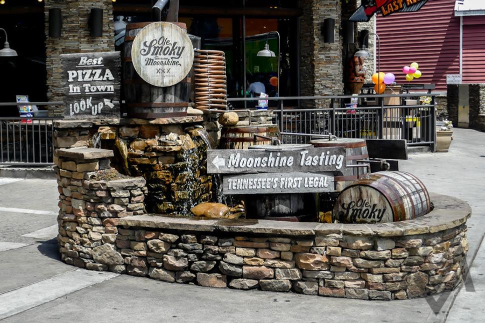 GATLINBURG-AUGUST 8: Ole Smoky Moonshine uputavka na ulici v Gatlinburg, Tennessee, USA on August 8, 2016.