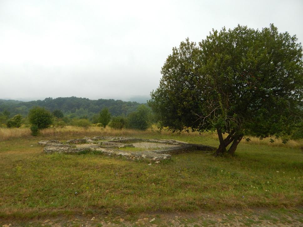 Veľká lúka s archeologickou lokalitou Villa Rustica.