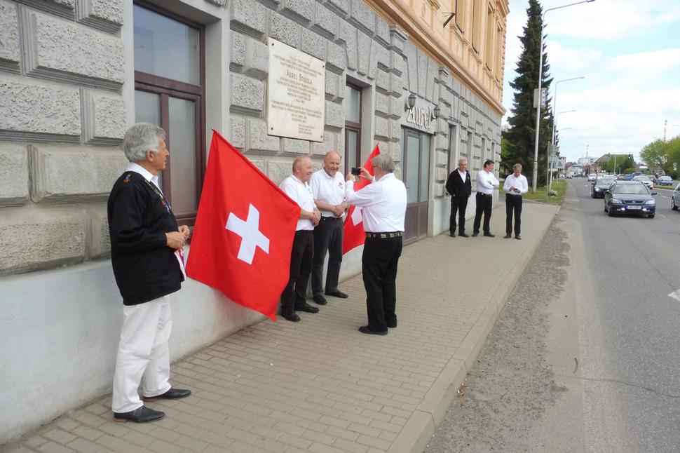 Zelená na semaforoch pre autá nútila členov skupiny prechodne sa uchýliť do bezpečia na chodníku pred domom.