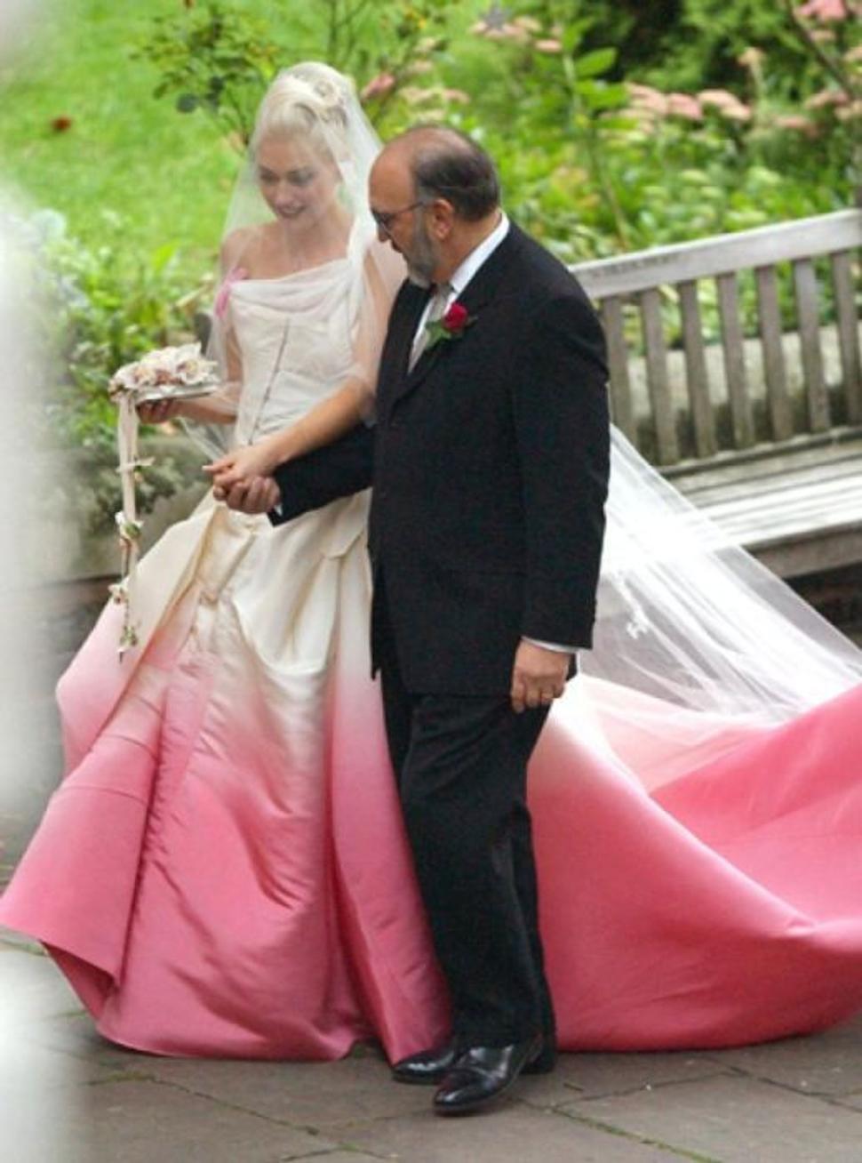 Obrázok z: http://yoterdesign.com/2013/10/gwen-stefani-wedding-dress-photo/