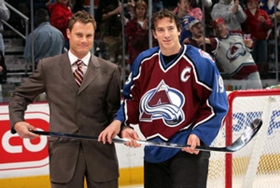 Joe Sakic a jeho bývalý spoluhráč, obranca a súčasný športový komentátor Curtis Leschyshyn