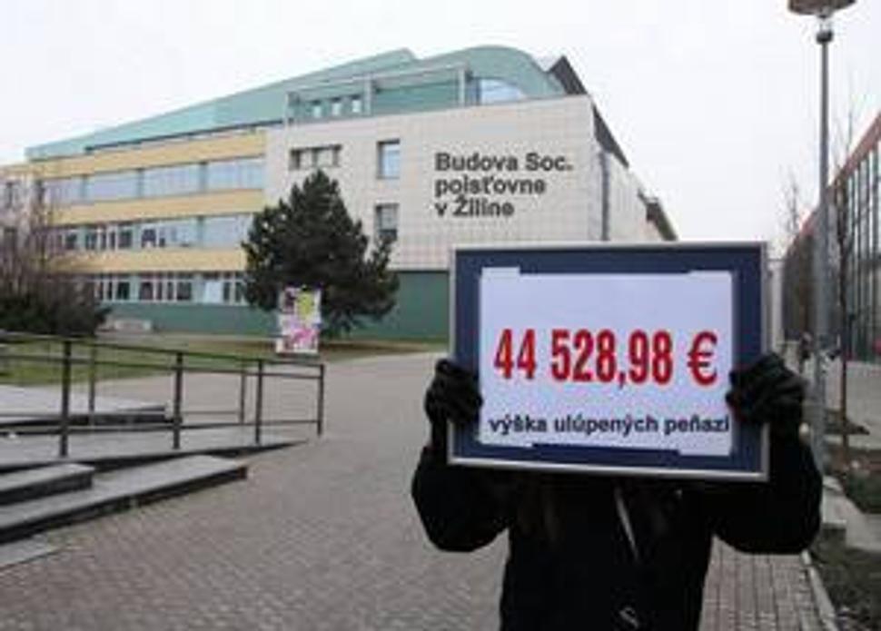 Suma, ktorá bola ulúpená pri prevoze peňazí, v pozadí je budova Sociálnej poisťovne v Žiline