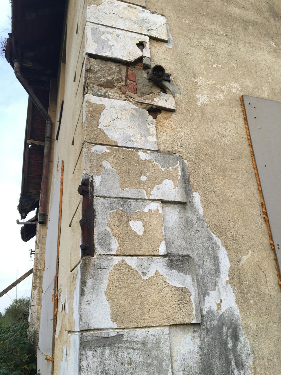 Na tejto Hrane budovy bola podľa starej fotografie lampa na kúsku držiaka v stene ktorý je viditeľný na fotografii . Pravdepodobne už elektrická .