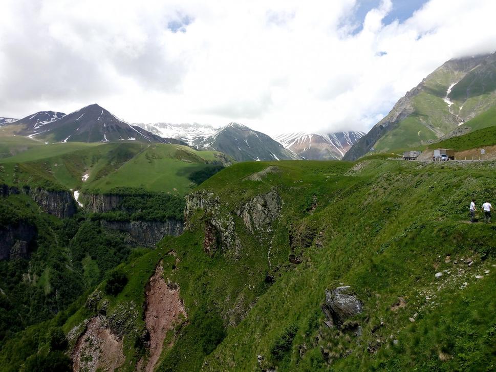 najvyšší z týchto vrchov sa volá Šerkota (3695 m n.m.) a spočiatku sa schovával