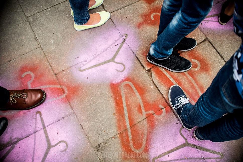 Poľská demonštrácia proti zákazu potratov. Symbolom je vešiak ako nástroj, ku ktorému sa ženy uchyľujú, keď nemôžu potratiť legálne