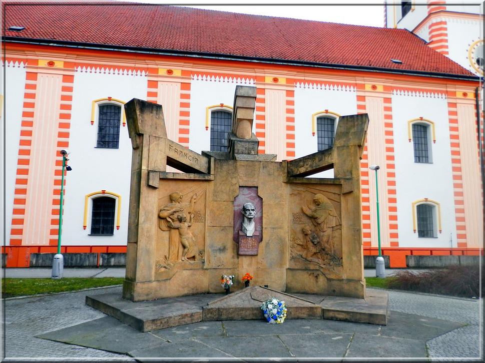 Pamätník M. R. Štefánikovi, rodákovi z neďalekých Košarísk