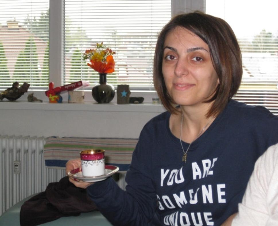 Magda si vychutnáva horúce dúšky kávy