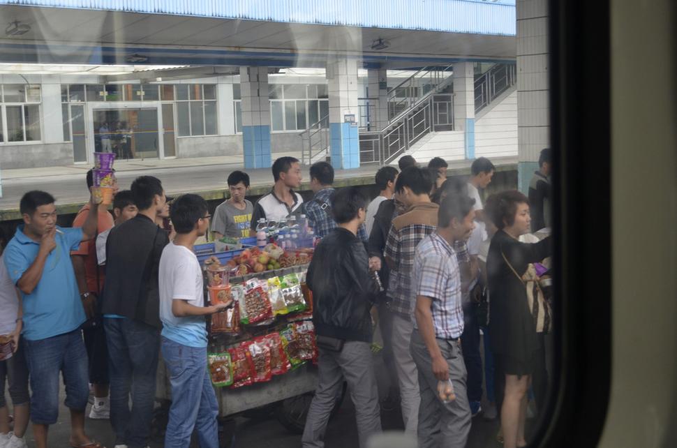 Prestávka a zásobovanie sa jedlom na stanici.