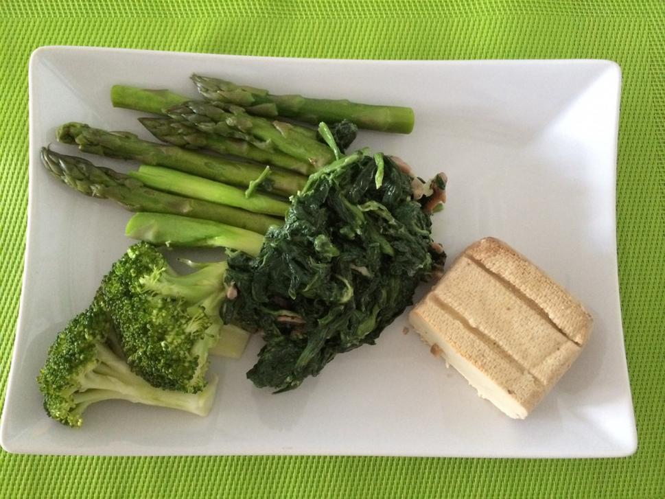 Marinované tofu so špargľou, duseným špenátom a brokolicou