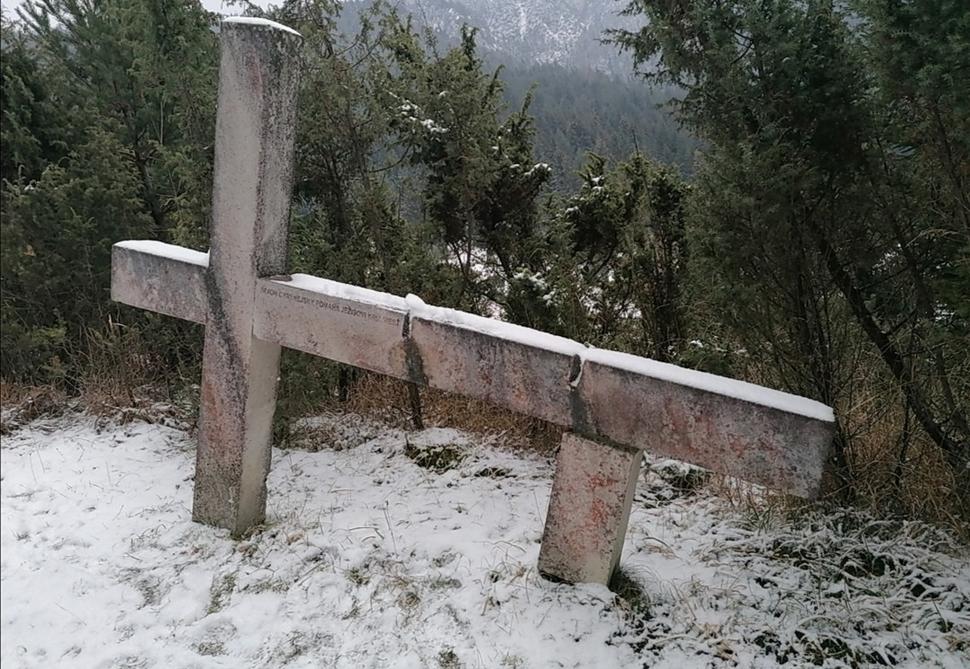 Šimon Cyrenejský pomáha Ježišovi kríž niesť