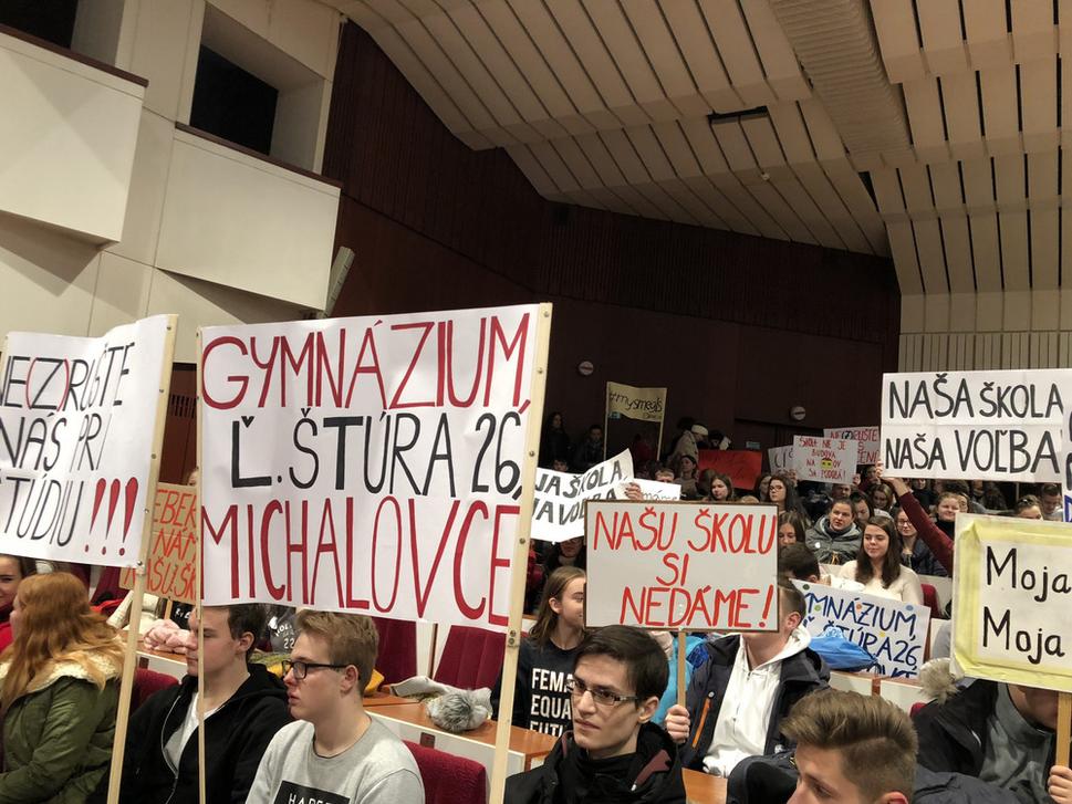 Rozhorčení študenti na zasadnutí KSK