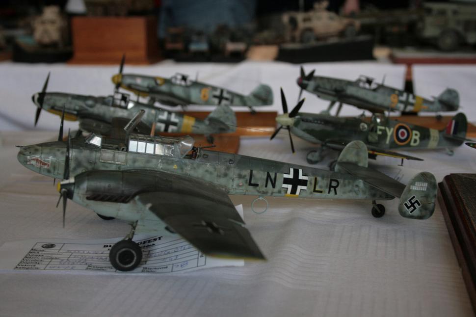 Plastové nemecké stíhačky a bombardér Messerschmitt.
