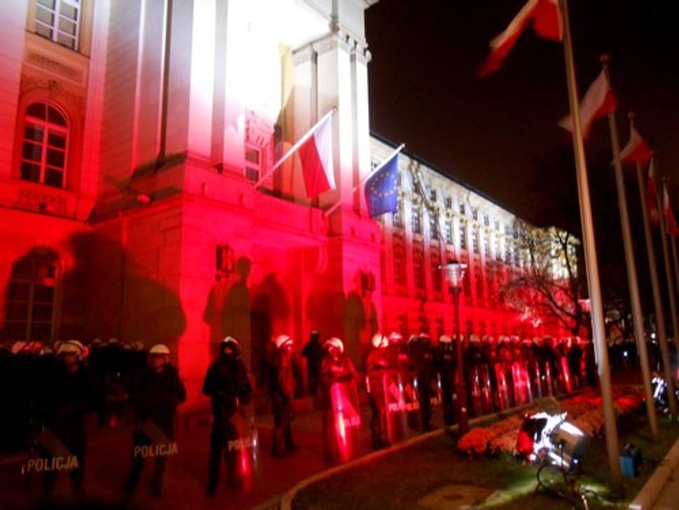 Polícia chráni ministerskký palác pred násilnikmi, palác k štátnemu sviatku svieti v poľských farbách