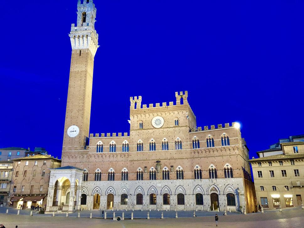 Srdcom Sieny je fantastické námestie Piazza del Campo s dominantnou radnica so 102 metrov vysokou vežou.