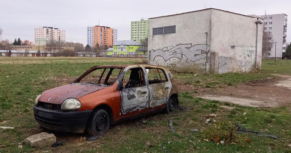Vrak auta na ihrisku SMM s.r.o.