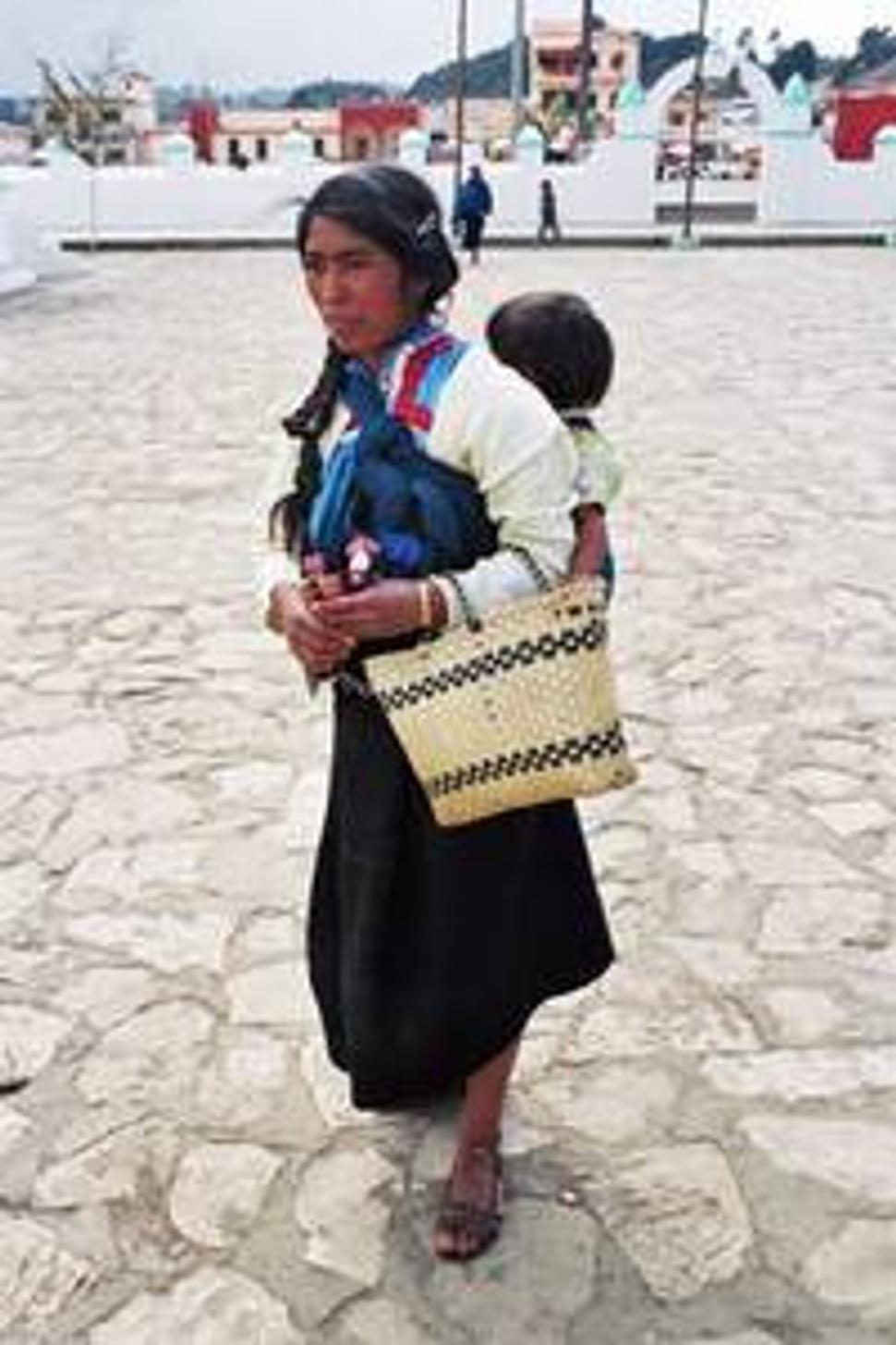Indiánska matka s dieťaťom v dedine San Juan Chamula, štát Chiapas