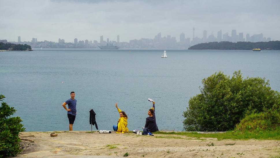 Pohľad z "Camp Cove Jumping Rock" na skyline Sydney aj keď v zlom počasí