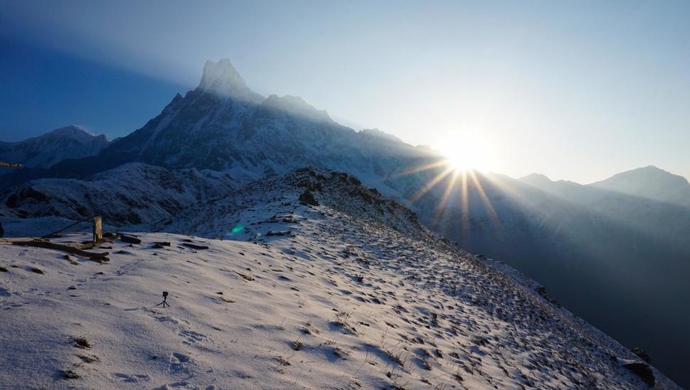 Východ slnka spoza hory Mardi Himal a ešte vyššej Machapuchre.