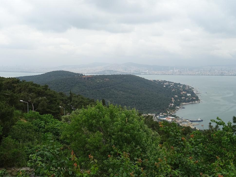 Pohľad od kostola na ostrov, v pozadí Istanbul.