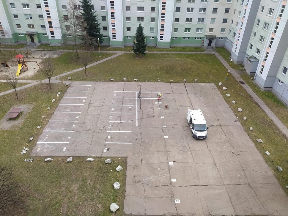 Kreslenie čiar pre 30 parkovacích miest zo začiatku marca 2021