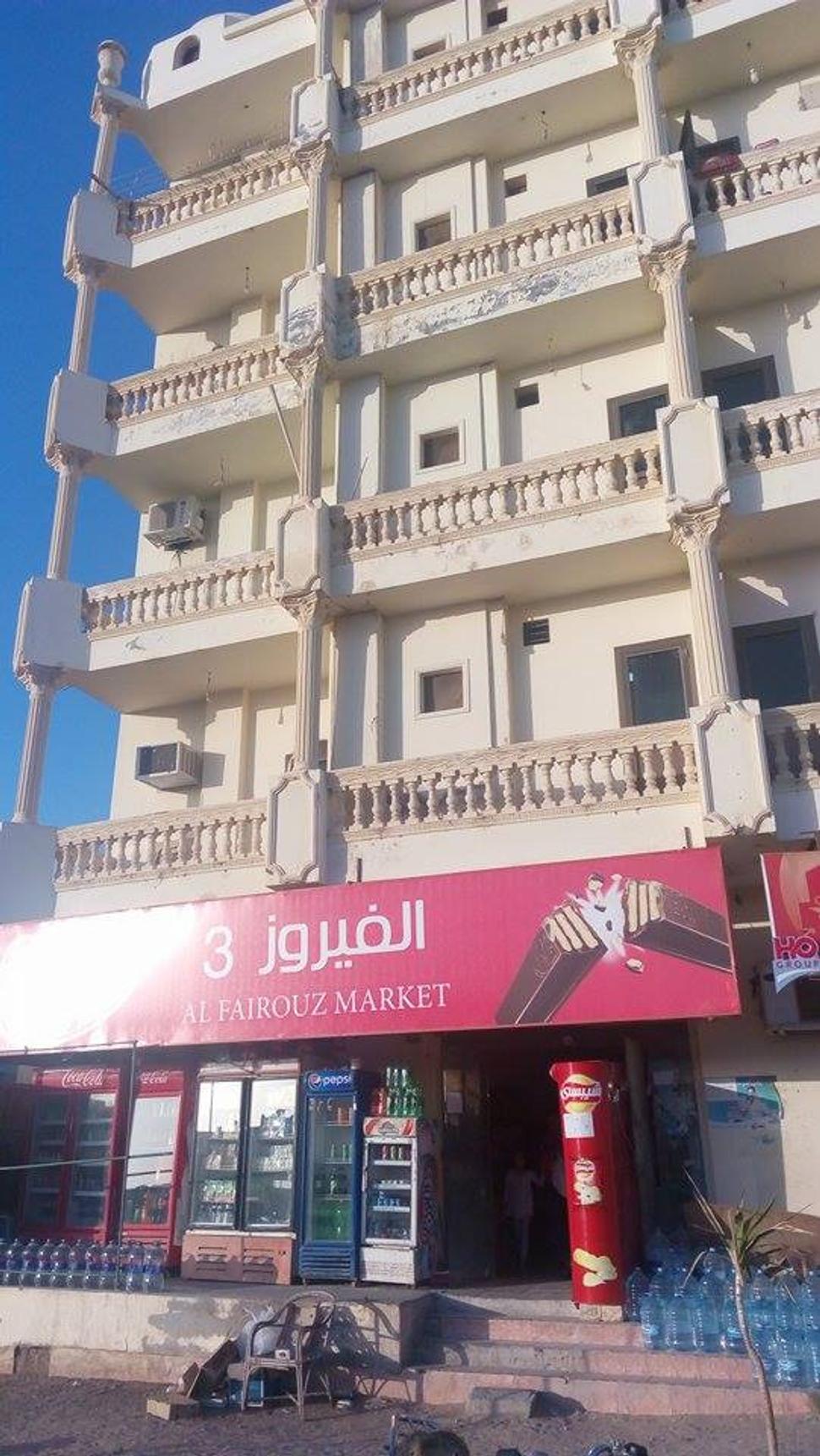 Nachádzajú sa zväčša na prízemí obytných budov a obľúbený spôsob nákupu Egypťaniek je vyhodiť z okna košík na povrázku so zoznamom položiek a peniazmi. Personál tovar vloží do košíka i s výdavkom a zákazníčka si ho jednoducho vytiahne do bytu
