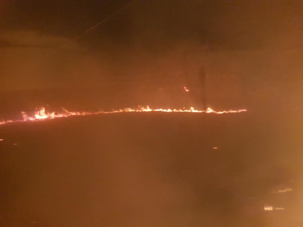 požiar na stepy, popri železničnej dráhe na ceste do Almaty