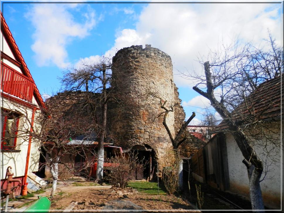 Z veľkej časti obnovené zvyšky starého mestského opevnenia