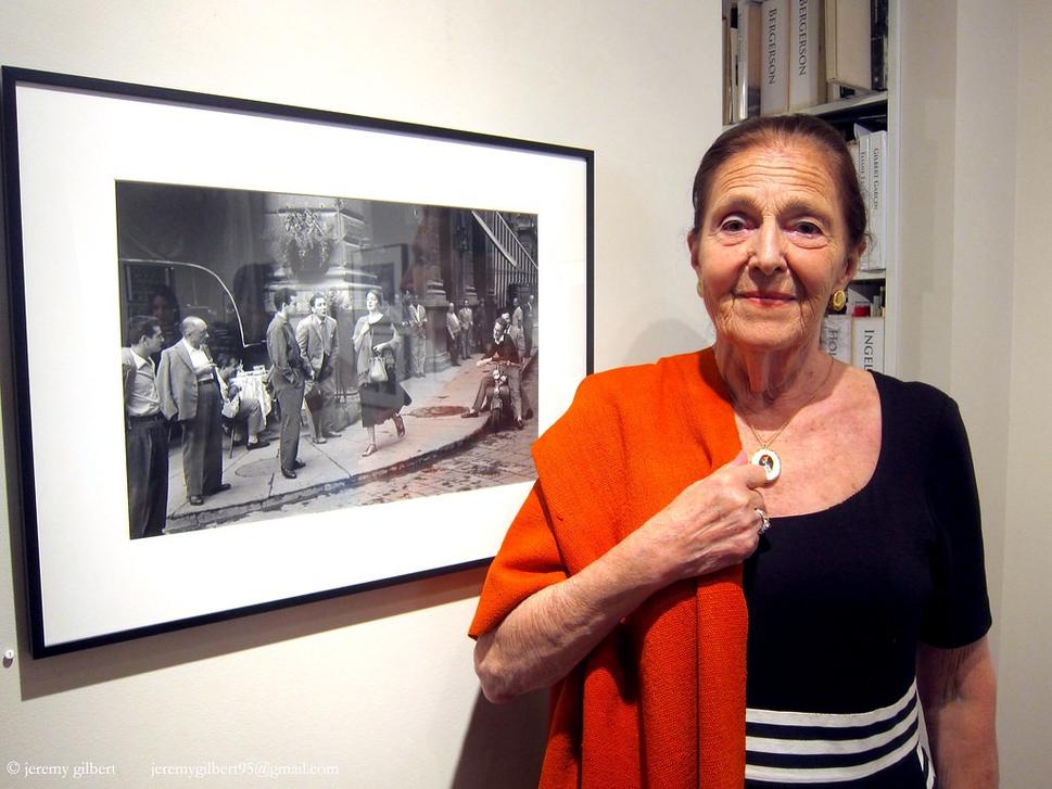 Osemdesiattri ročná Ninalee Craigová pózuje v Stephen Bulger Gallery pri slávnej fotografii Ruth Orkinovej aj s pôvodným mexickým rebozom v rámci 60. výročia jej vzniku.