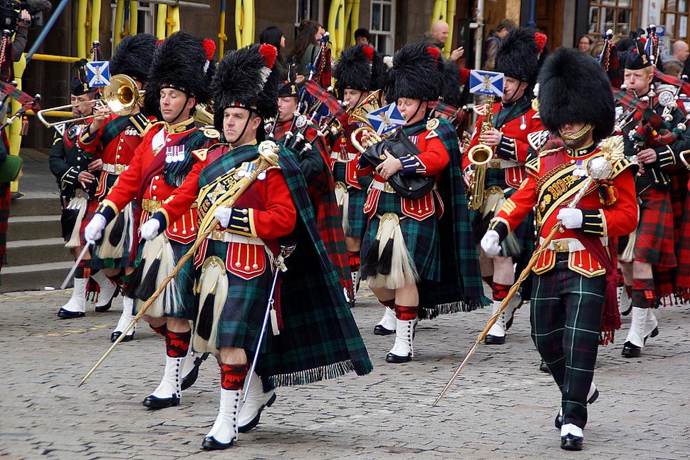 Predvádzanie vojenských kapiel na festivale v Edinbourgu.
