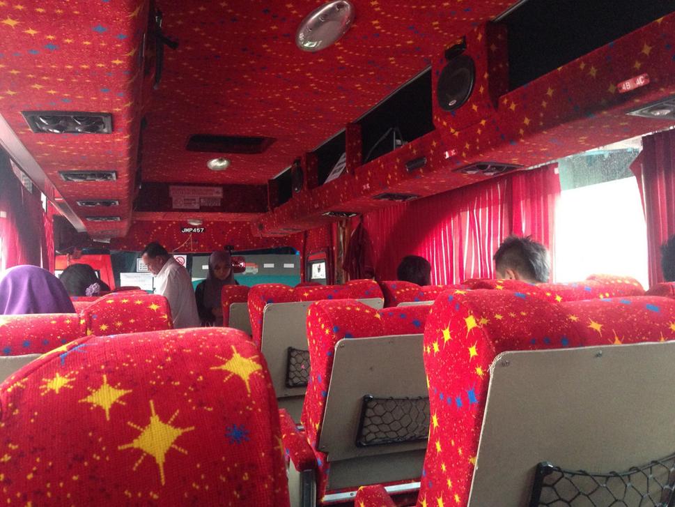 Autobus zvonku nevyzeral veľmi špeciálne, ale vo vnútri na mňa čakalo prekvapenie. Priestorné sedačky, iba 3 v rade, skoro ako v prvej triede a všetko vkusne otapacírované s krásnymi záclonkami. Skoro ako v nebi