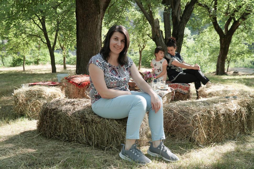 Ďalší kemping bude stáť v morušovom sade pani Iriny, v dedine Karahundž. Na mieste, kde sa každoročne organizuje tradičný morušový festival budú mať návštevníci o zábavu a dostatok morušovice zaručene postarané.