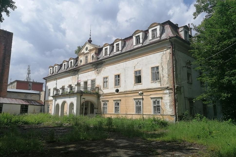 majestátny kaštieľ