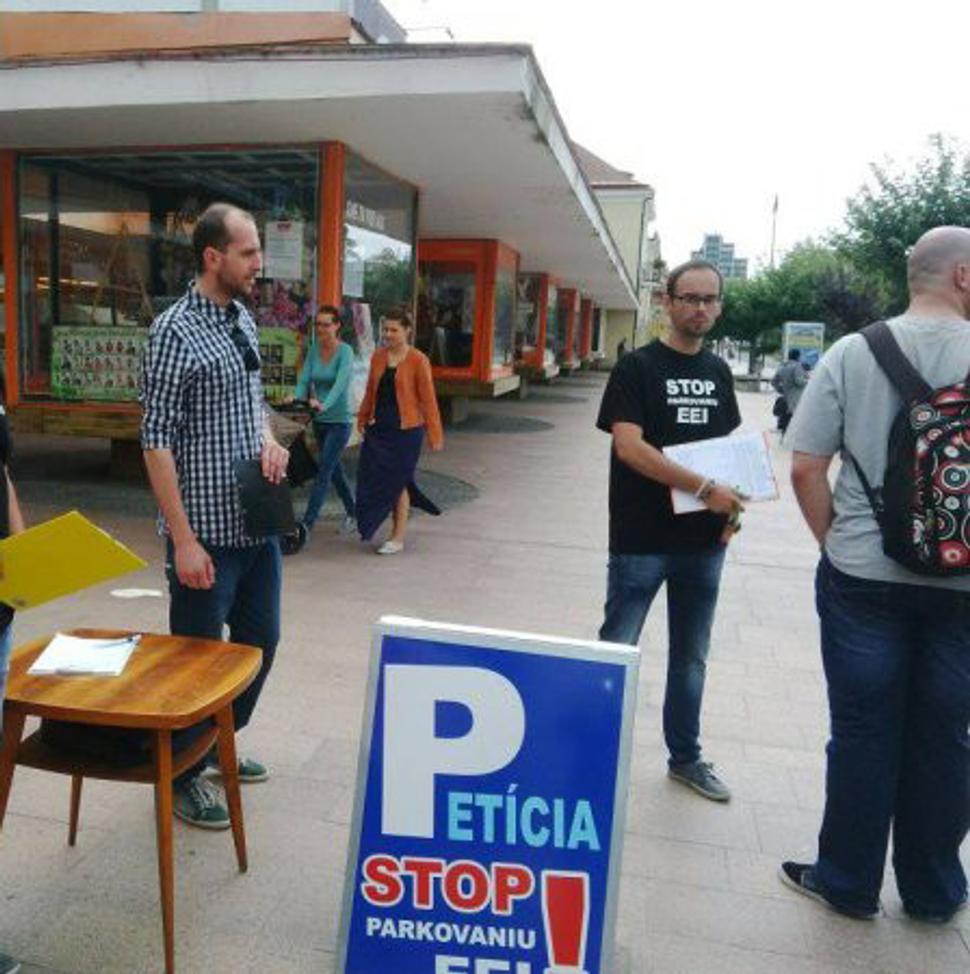 Zber podpisov pod petíciu proti parkovaniu pod správou EEI, leto 2016