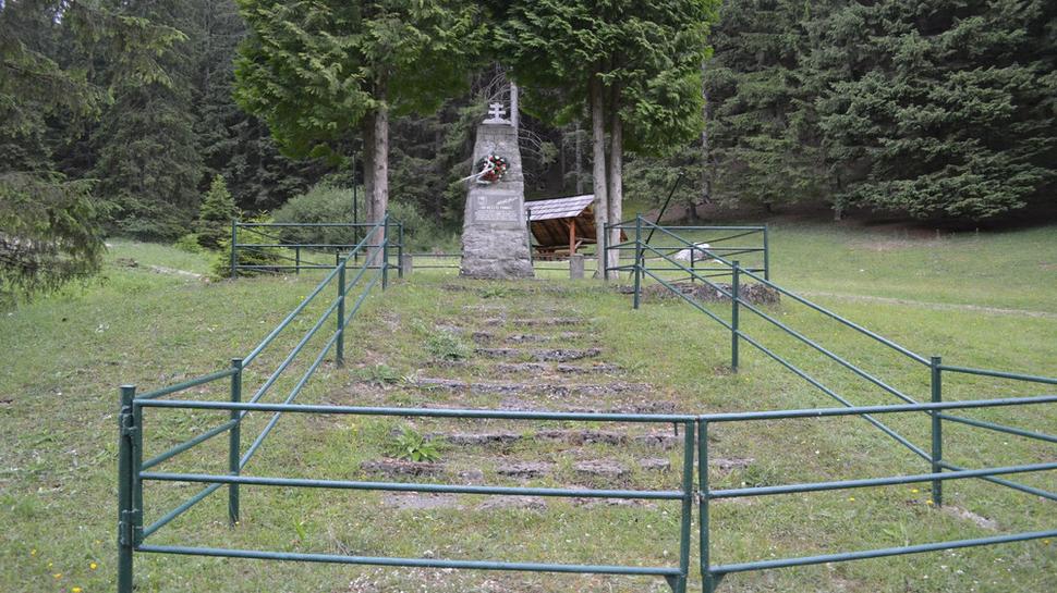 Pamätník v závere Ludrovskej doliny na ktorom stojí: Na večnú pamäť Chrabrým hrdinom ktorí v tomto priestore - v septembri - októbri 1944 v hrdinskom boji proti fašistickým okupantom položili svoje životy za krajšiu budúcnosť nášho národa.