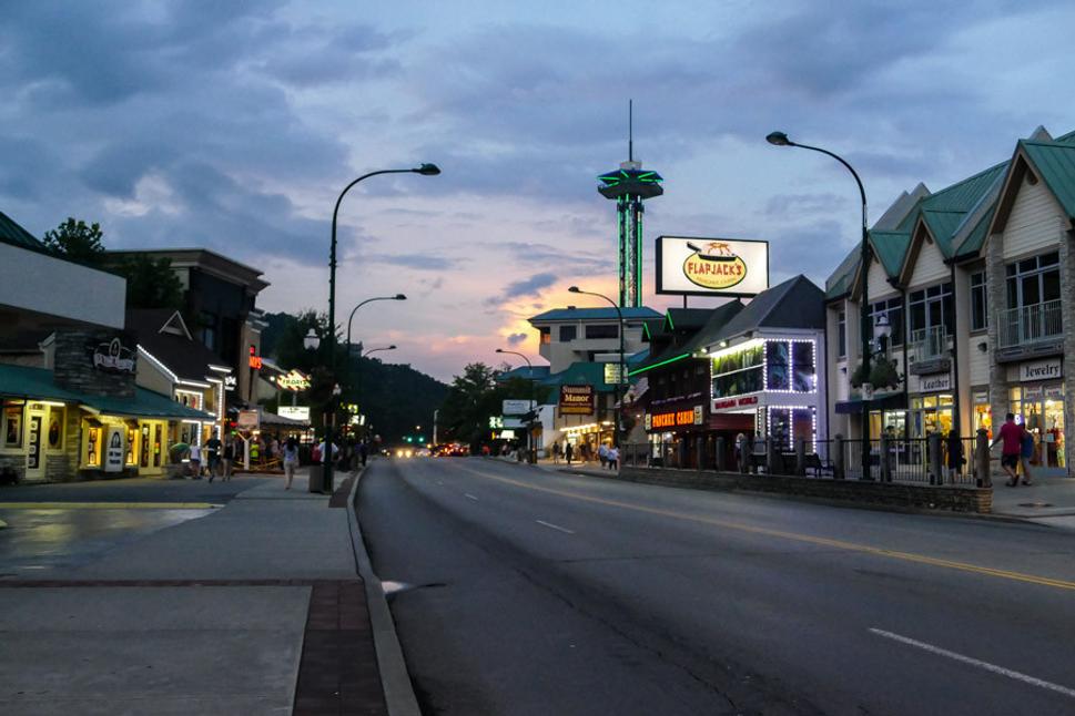 GATLINBURG-AUGUST 8: Vecerna letna ulica v Gatlinburg, Tennessee, USA on August 8, 2016.