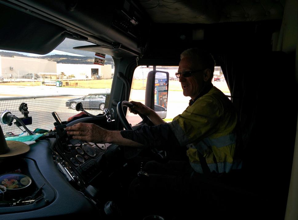 Steve v kabíne svojho ťahača počas krátkeho pracovného výjazdu cez Perth, na ktorom som ho sprevádzal.