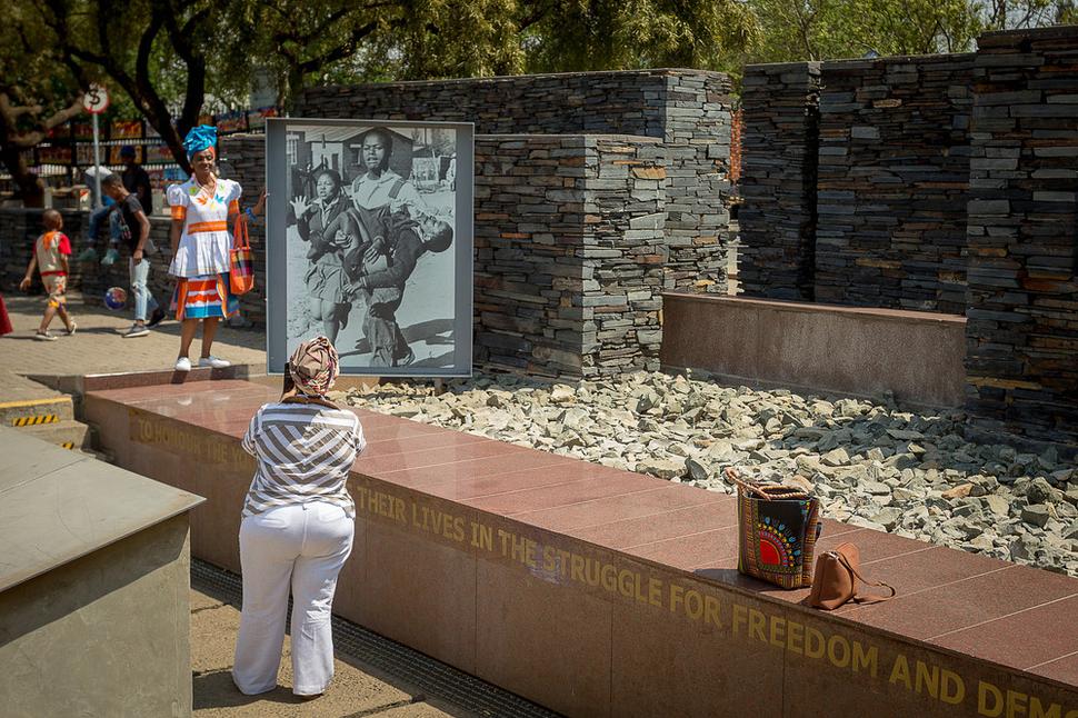 Pamätník z obdobia apartheidu s ikonickou fotografiou je dnes už najmä turistickou atrakciou