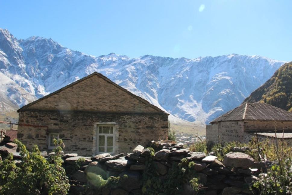 Dom postaveny z kameňa v Kazbegi