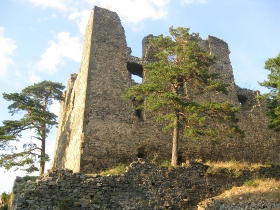 S hradom sa spája veľa rozprávok o čertoch a škriatkoch, napríklad aj rozprávka o Majde.