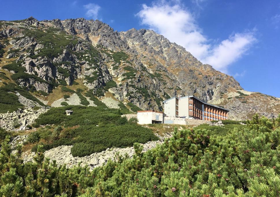 Horský hotel Sliezsky dom, križovatka turistických chodníkov, miesto vyhľadávané návštevníkmi rôznych kategórií