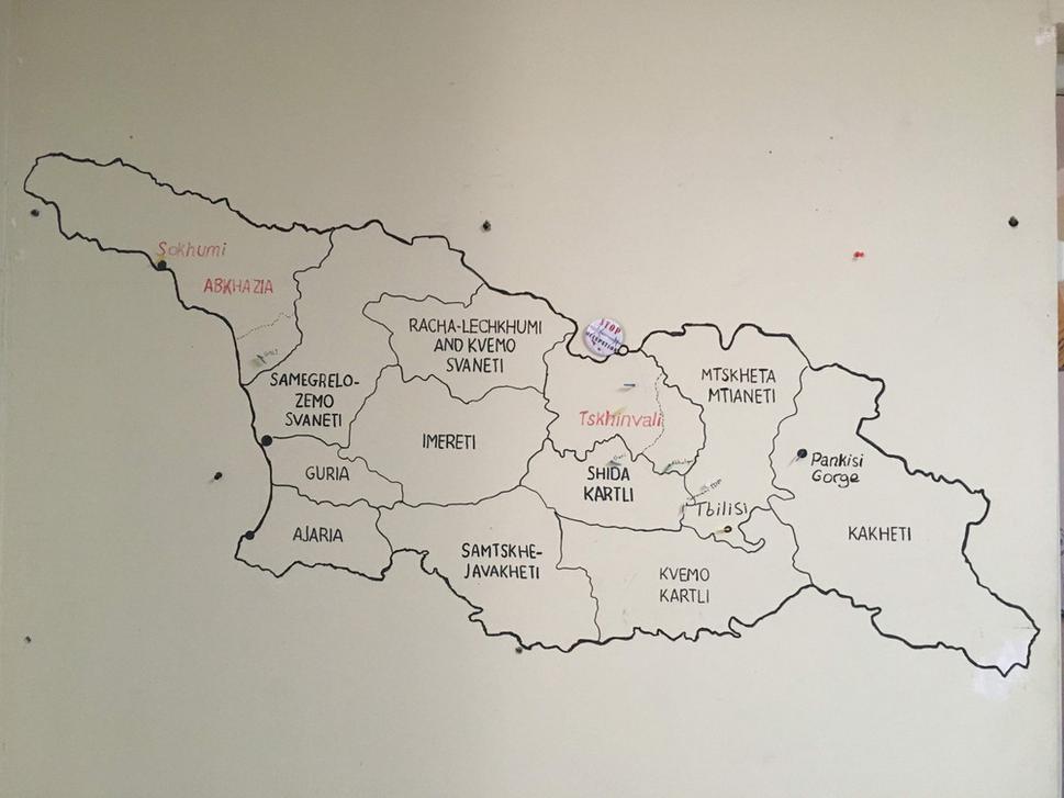 Mapa zobrazujúca odštiepenecké regióny Abcházska a Tschinvalského regiónu (Južného Osetska) bola neodmysliteľnou súčasťou našej kancelárie.