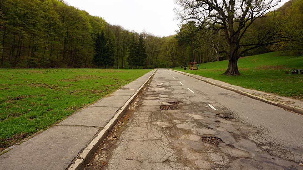 V roku 2014 sme lobovali za úplný zákaz vjazdu do tejto oblasti. To sa podarilo, mesto však stále vydáva príliš veľa povolení na vjazdy cez výnimky. Vjazd áut do lesoparku je potrebné úplne minimalizovať. Napriek všetkému, táto cesta dnes slúži najmä cyklistom a bežcom.