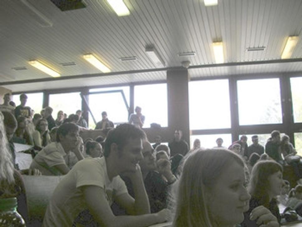 kapacita poslucharne nestacila poctu studentov, ktori sa zucastnili prednasky