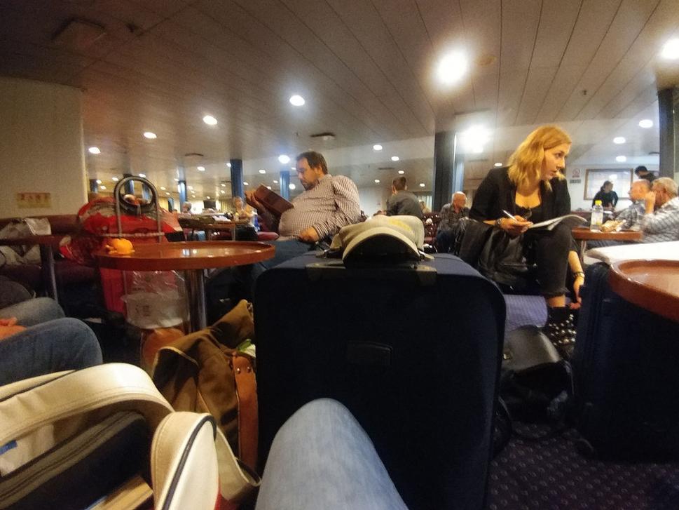 Ikonicky známe biele trajekty spoločnosti Jadrolinija nezostávajú prázdne ani po sezóne. Zo Splitu som sa do mesta Stari Grad (ostrov Hvar) plavil plným plavidlom s Chorvátmi, Angličanmi či pár ľuďmi „spod Tatier".