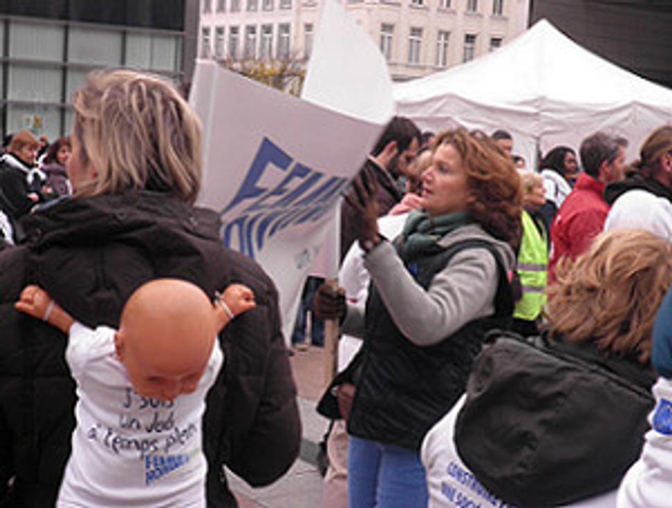 Protest EAPN pred Európskym parlamentom 2010, text na bábike: som matkou na plný úväzok