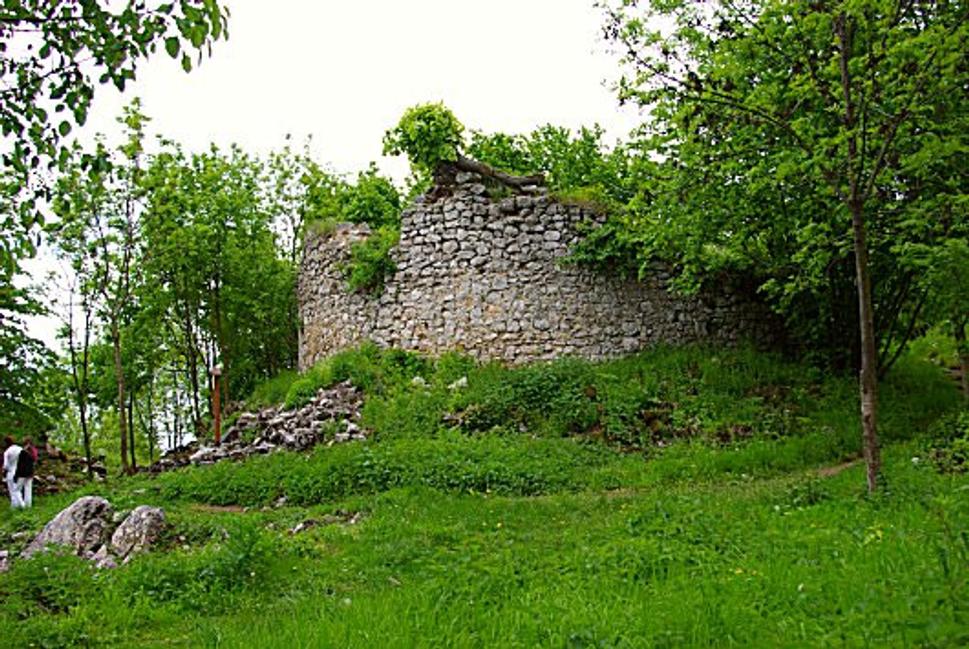 Pohľad cez nádvorie vonkajšieho nádvoria na Liszten baštu