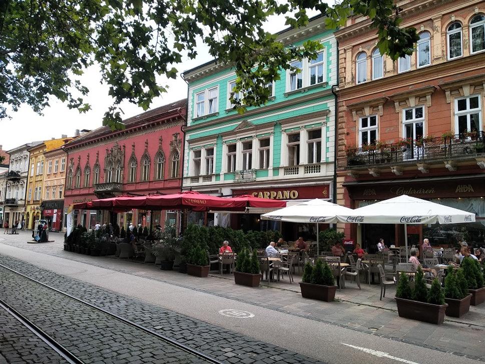 Rozmanitosť stavebných slohov na Hlavnej