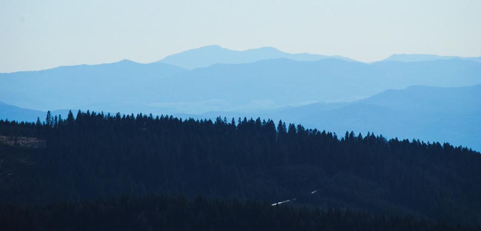 Sponad Ľubietovej dovidieť aj na 54 kilometrov vzdialené Sitno. Takto zachytil pohľad na Sitno z ľubietovského Vepra (1277 m n.m.) fotoaparát.
